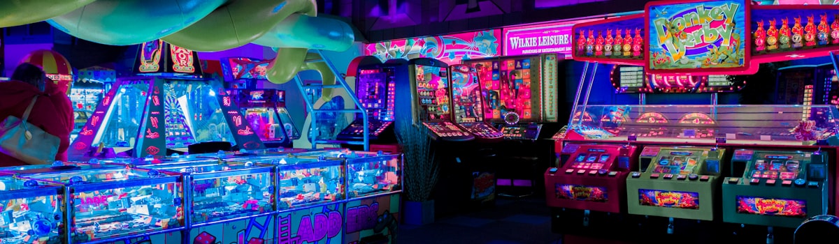 游戏基础操作界面示意图 - 标注主要按键功能与UI位置