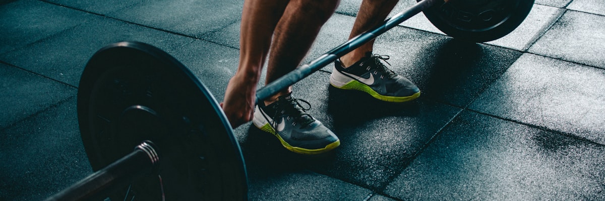 游戏内武馆初始院落场景 - 展示待修缮的建筑与收集材料点